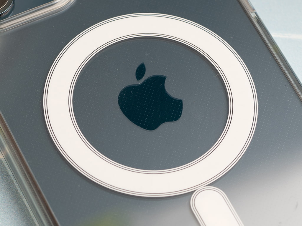 Průhledný kryt na iPhone 12 Pro Max s MagSafe 3